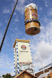Erstflug des Paulaner Krugs (©Foto: MartiN Schmitz)